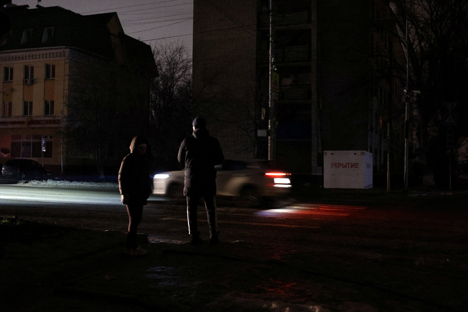 Жители Белгорода на неосвещенной улице города во время масштабного отключения электричества, 9 января 2026 года. Фото: Reuters