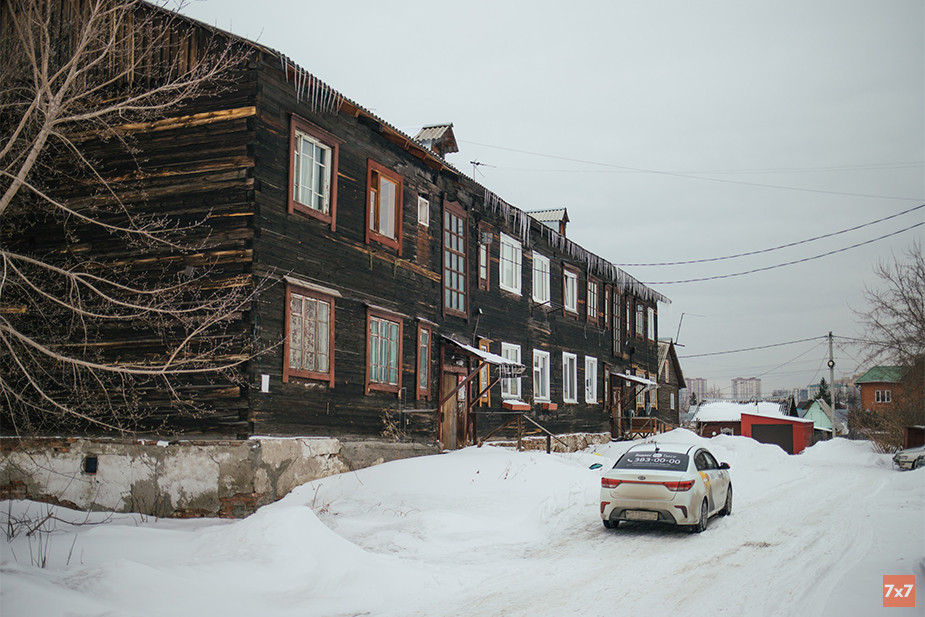 На горизонта Затона виднеются многоэтажки правобережья