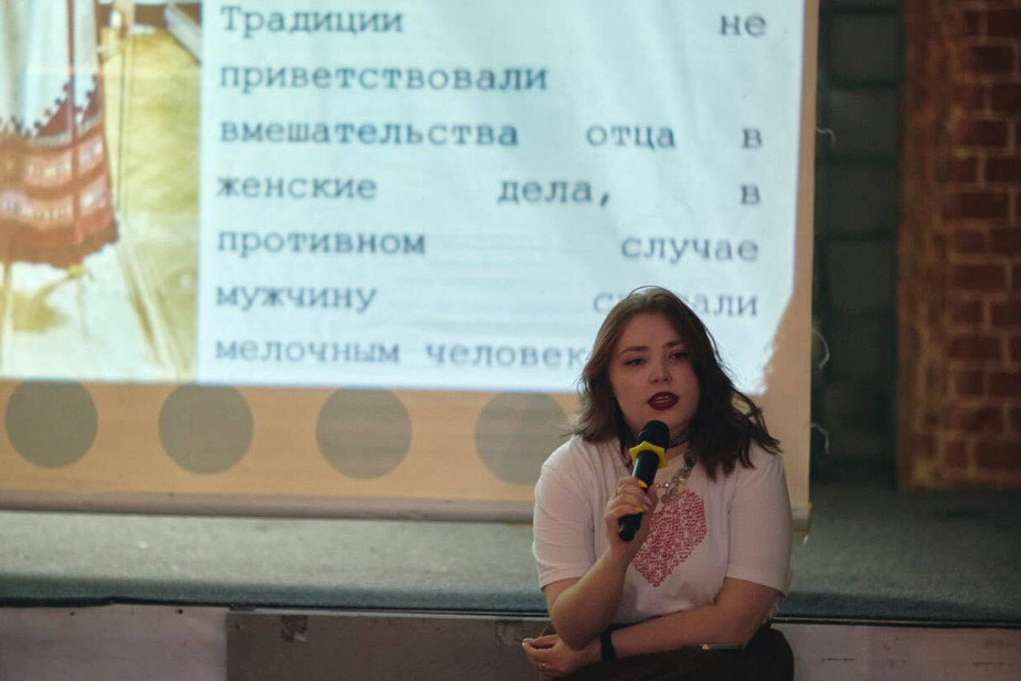 Анна читает лекцию про чувашских поэтесс «Куда идут чувашки» на фестивале «Вместе» в Казани. Фото из личного архива