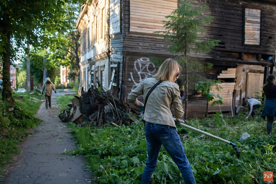 Субботник активистов «Том Сойер Феста на Вятке» возле Китайского домика в Кирове