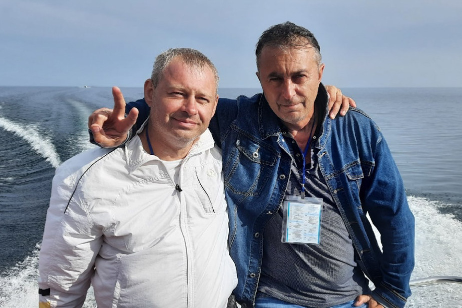 Виктор Меркулов (на фото справа)