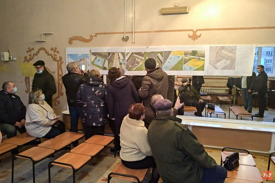 В апреле на встрече с застройщиком и чиновниками жители впервые увидели проект благоустройства их дворов